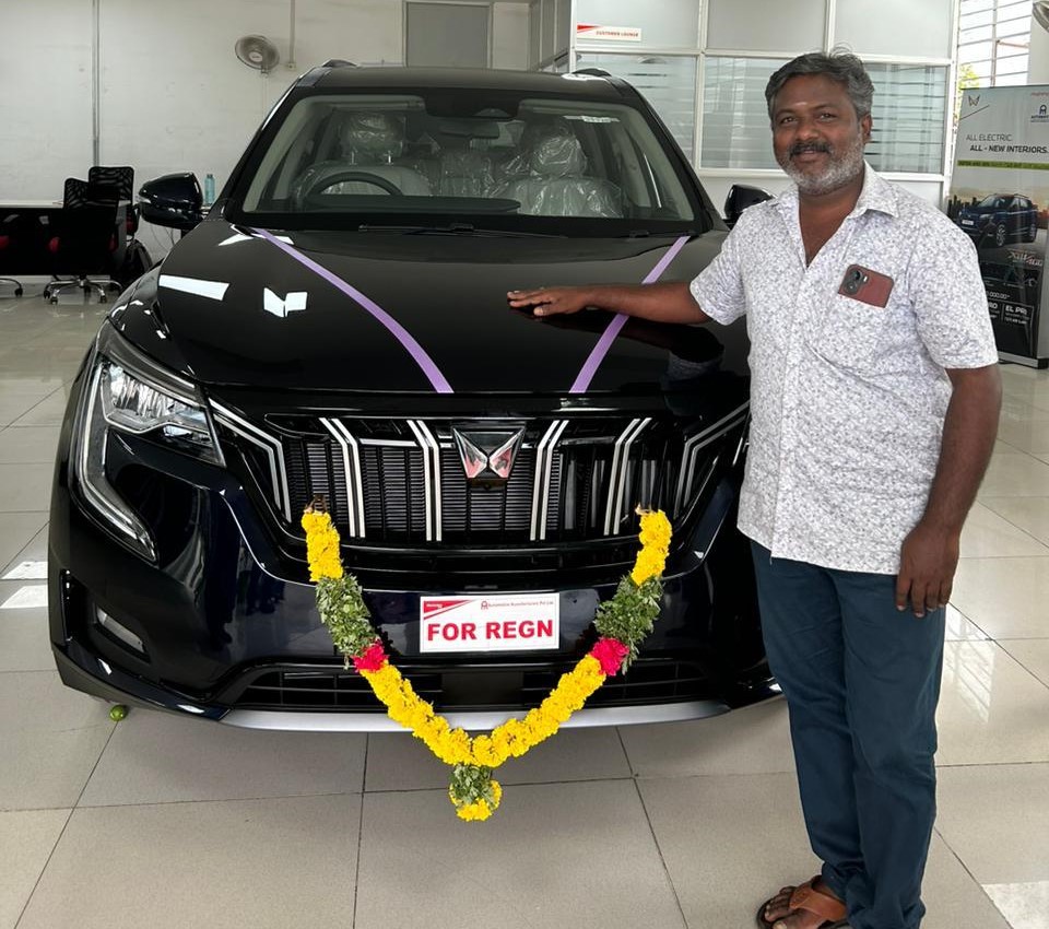 Customer proudly receives new Mahindra XUV700 through car loan from Car Loan Madurai – Sakthi Associates