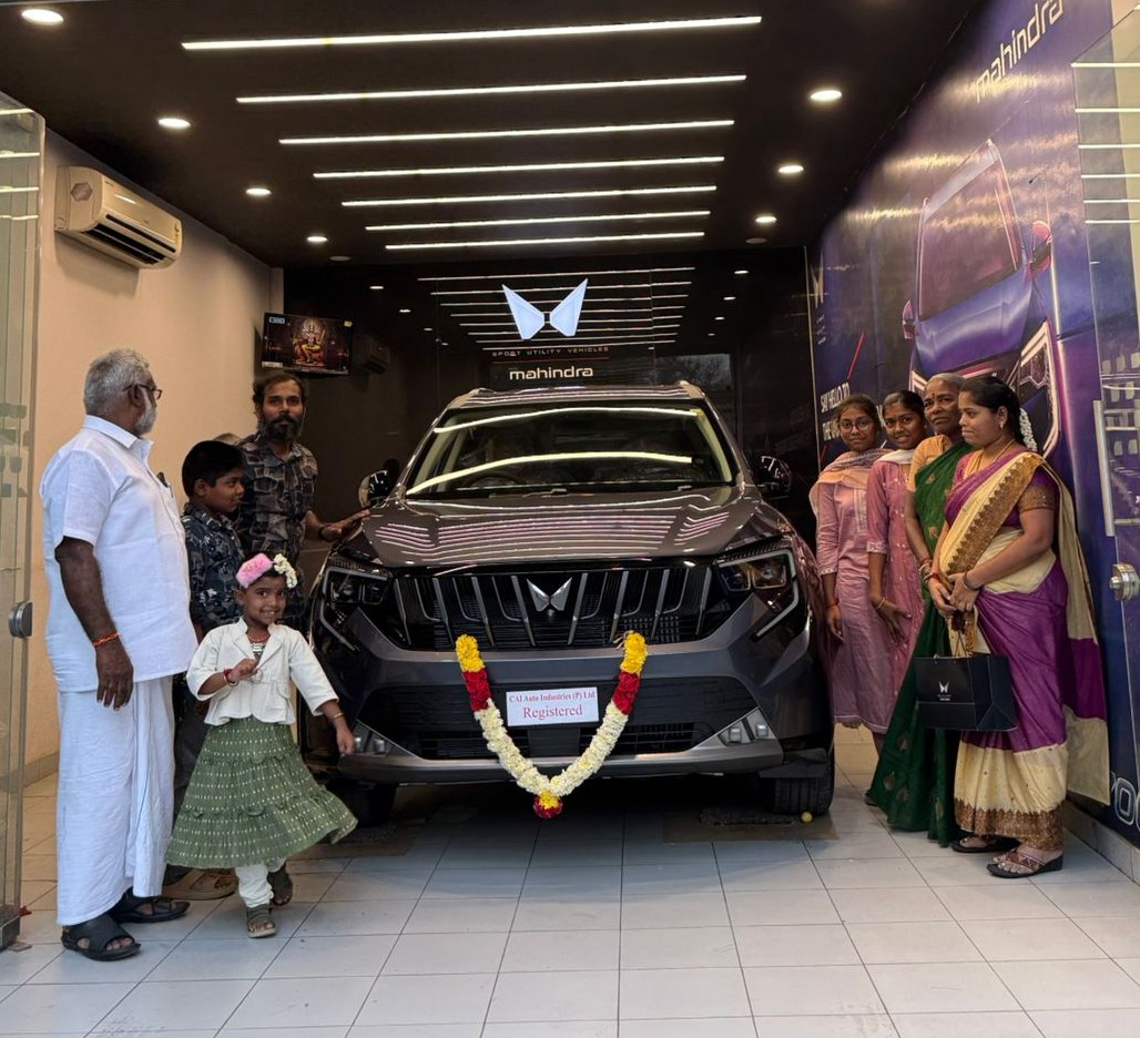 Customer proudly receives new Mahindra XUV700 through car loan from Car Loan Madurai – Sakthi Associates